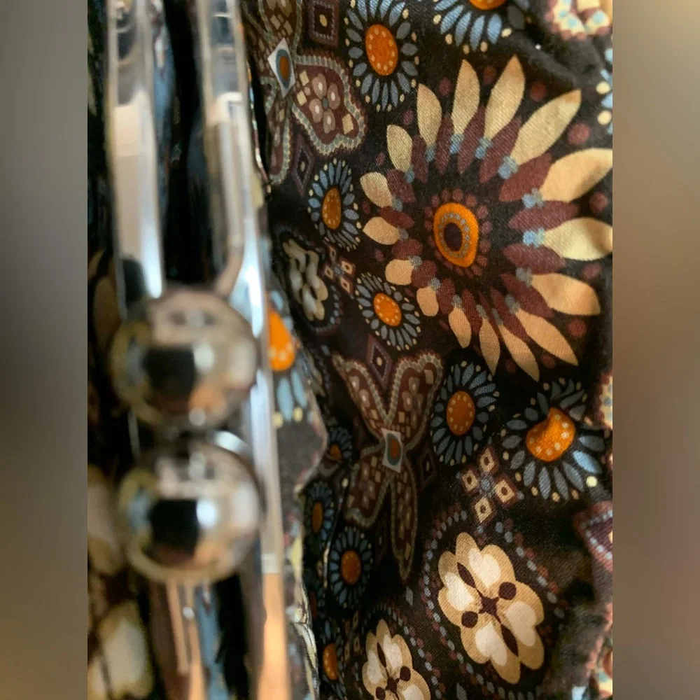 Vera Bradley Shoulder Bag with Retired Canyon Pattern and Kiss-Lock Closure - Picture 14 of 14